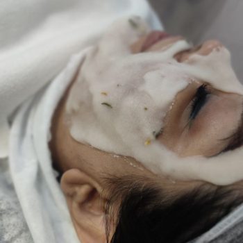 خدمات پاکسازی صورت در خدمات کامل سالنهای زیبایی در کرج