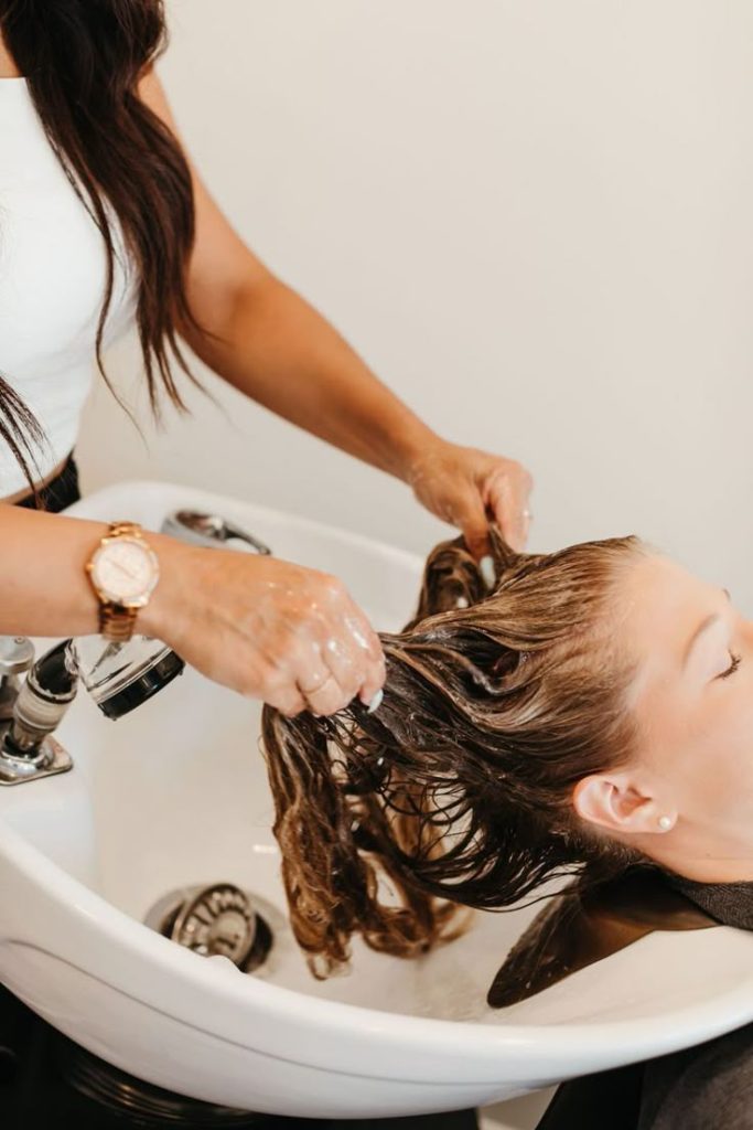 مراحل احیای مو در هزینه‌های مرتبط با احیای مو در بهترین سالن زیبایی در کرج