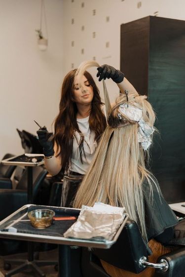 مشاوره رنگ مو در مشاوره با متخصصین مو در بهترین سالن زیبایی کرج