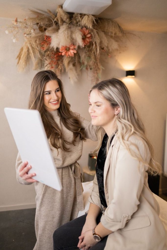 خوشحالی مشتری برای تجربیات مشتریان از احیای مو در بهترین سالن زیبایی کرج