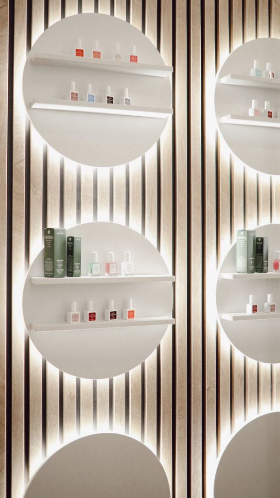 سالن زیبایی در تجربیات مشتریان از احیای مو در بهترین سالن زیبایی کرج