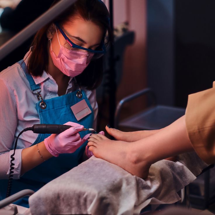 استفاده کردن از ماسک و دستکش در نظافت و بهداشت در بهترین سالن زیبایی کرج