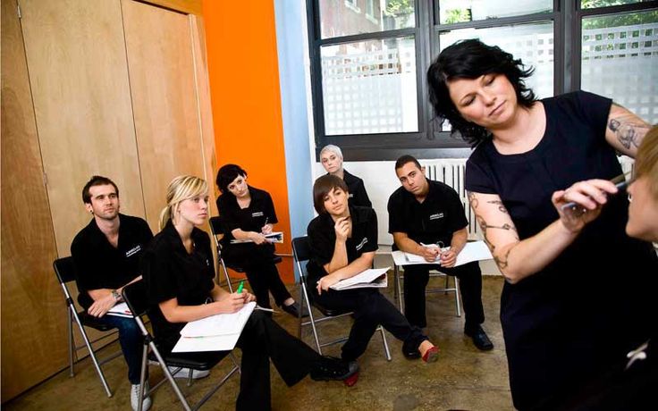 تجربه آرایشگر حرفه ای در بررسی تخصص و تجربه کادر سالن در بهترین سالن زیبایی کرج