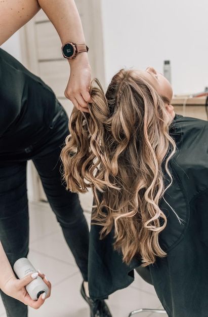 خدمات مو برای بررسی تخصص و تجربه کادر سالن در بهترین سالن زیبایی کرج