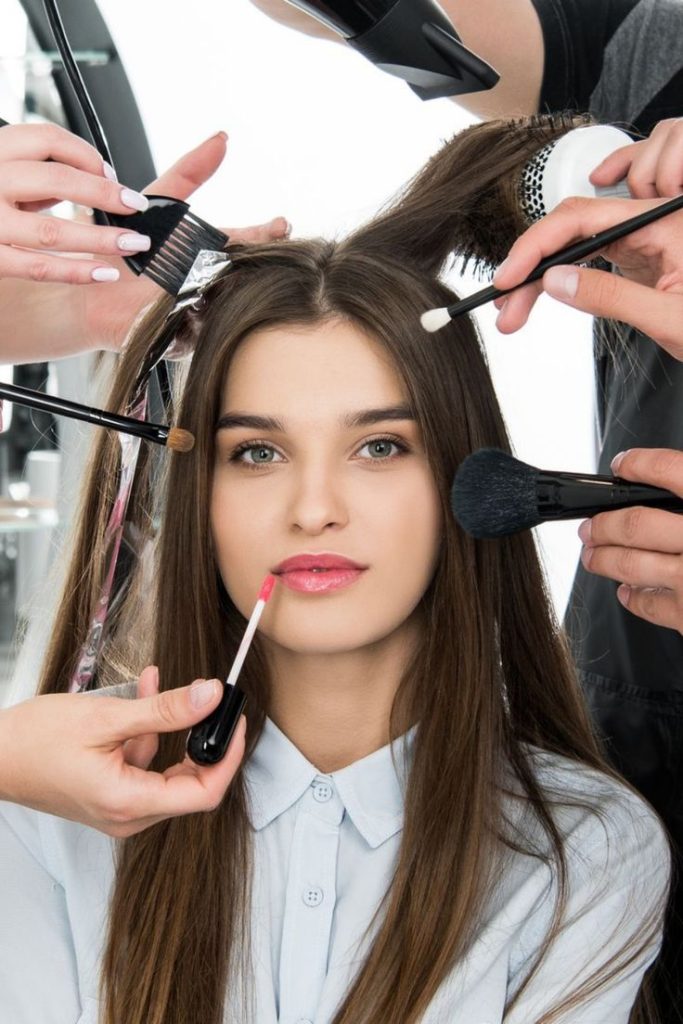 بررسی تخصص و تجربه کادر سالن در بهترین سالن زیبایی کرج