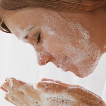 شستن صورت در مراقبت از پوست در تابستان