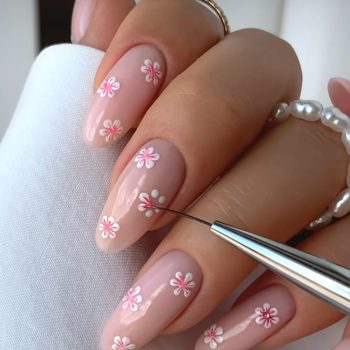 کشیدن طرح برای بهترین طراحی ناخن در کرج 