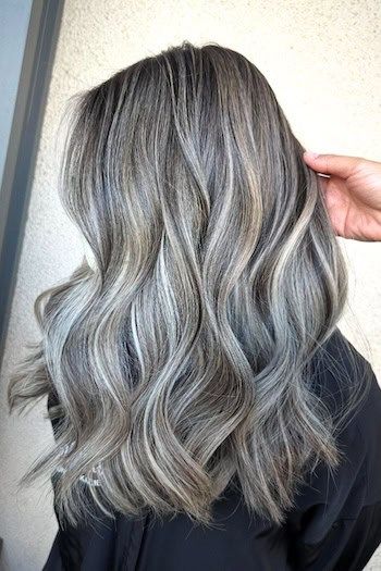 دودی خاکستری در رنگ موی تابستانه