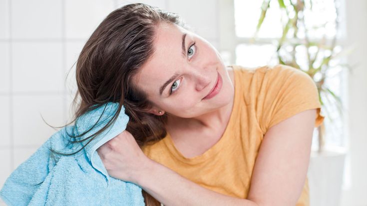 خشک کردن اصولی مو در نکات مهم برای حفظ نتایج احیای مو در بهترین سالن زیبایی کرج