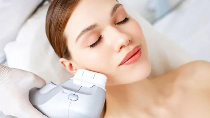 پوستی درخشان در استفاده از محصولات مراقبتی مناسب و بهترین سالن زیبایی کرج