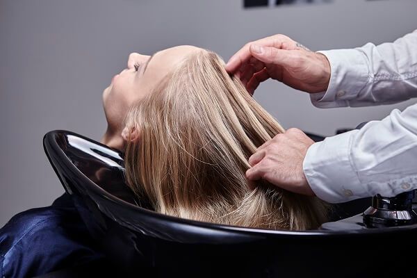 نحوه شستشو و خشک کردن مو در بهترین سالن زیبایی کرج