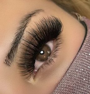 استفاده از مواد با کیفیت در بهترین آرایشگاه برای اکستنشن مژه در کرج