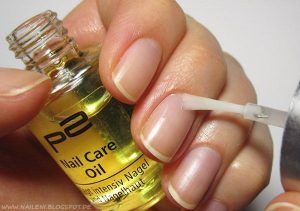 زدن روغن کوتیکول برای مرطوب نگه داشتن دست در دانستنی‌های مراقبت بعد از کاشت ناخن در کرج