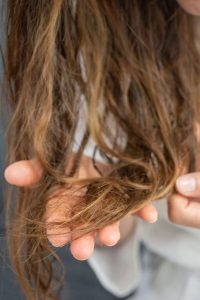 موی آسیب دیده برای پلکس تراپی مو در بهترین سالن زیبایی در کرج