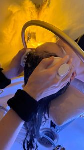 ماساژ موی سر برای جدیدترین روش های تقویت و جلوگیری از ریزش مو در بهترین سالن زیبایی کرج