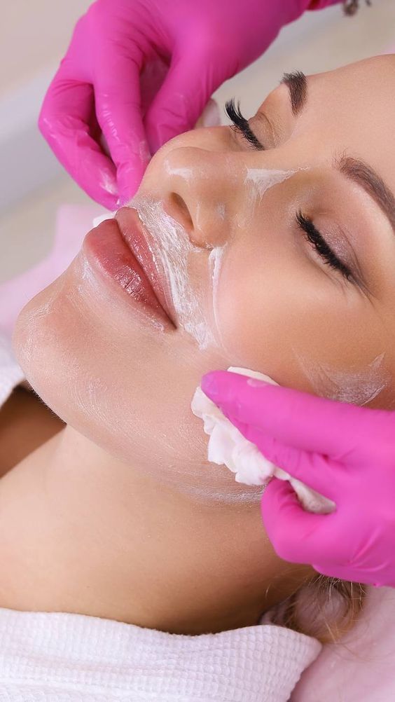 ریلکس کردن در خدمات پاکسازی پوست بلامادام