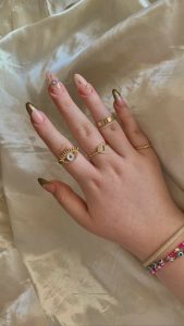 مدل بالینا در بهترین مدل‌های ناخن برای دست‌های تپل در کرج 