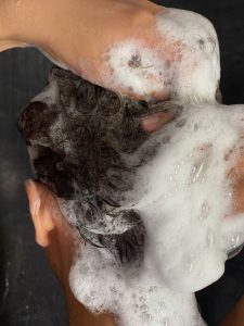 شستن موها قبل از احیا در انواع روش‌های احیای مو در بهترین سالن زیبایی کرج