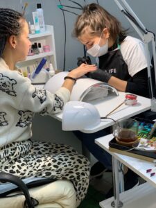 ترمیم ناخن در طرح ناخن پاییزی جدید در کرج