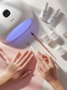 مواد با کیفیت در انواع مدل های کاشت ناخن در کرج