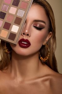 رژلب پررنگ در ۱۰ اشتباه رایج آرایش صورت در کرج