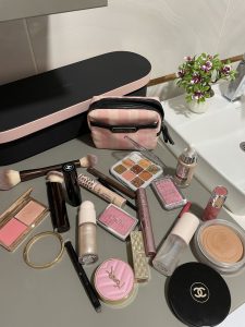 لوازم آرایشی با کیفیت در بهترین سالن زیبایی برای میکاپ دخترانه در کرج