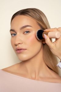 رژگونه اصولی در ۱۰ اشتباه رایج آرایش صورت در کرج