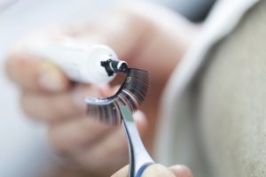 استفاده از چسب زیاد در دلایل ریزش مژه بعد از اکستنشن در کرج