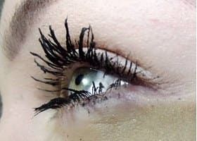 استفاده از ریمل در دلایل ریزش مژه بعد از اکستنشن در کرج