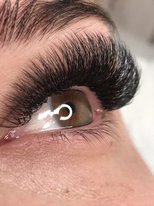 حجم زیاد اکستنشن روی مژه کم در دلایل ریزش مژه بعد از اکستنشن در کرج